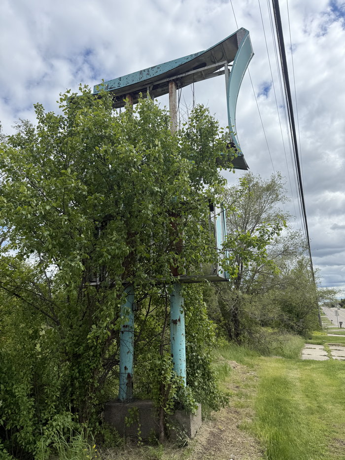 Wallis Drive-In - Wallis North - 5414 N Saginaw